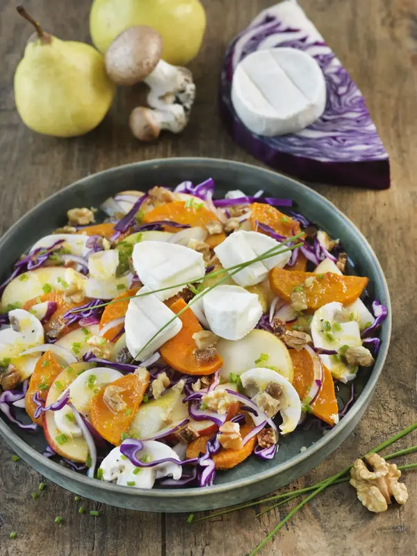 Salade colorée au petit palet de chèvre